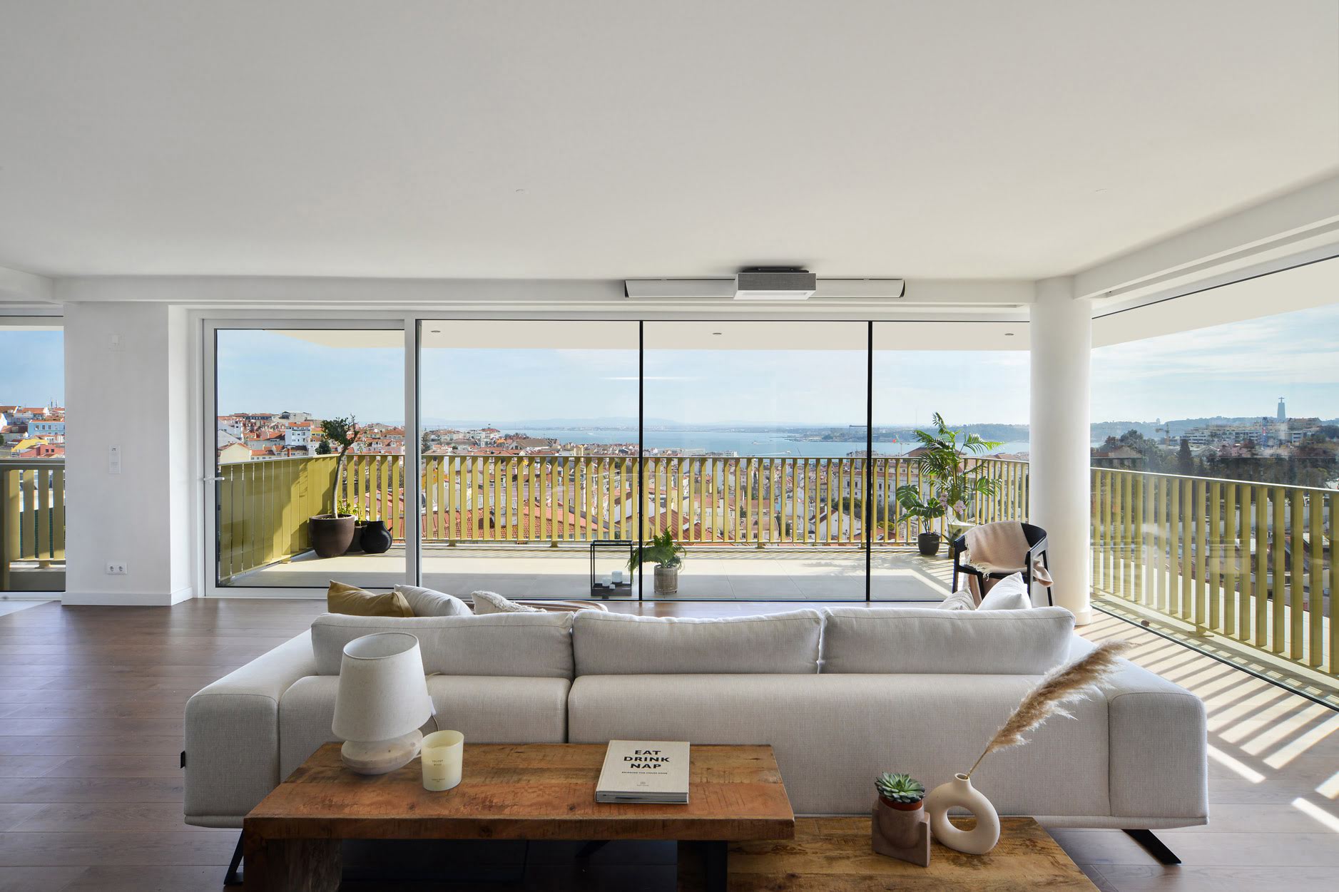 Living room with Rio Tejo view