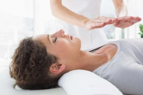 Duration 60 min. 70€
The practice of Reiki consists of channeling Universal Energy to harmonize the body, mind, and spirit through the hands
Gemotherapy and bio-resonator filters will help balance the chakras and the organs, systems, and emotions associated with them