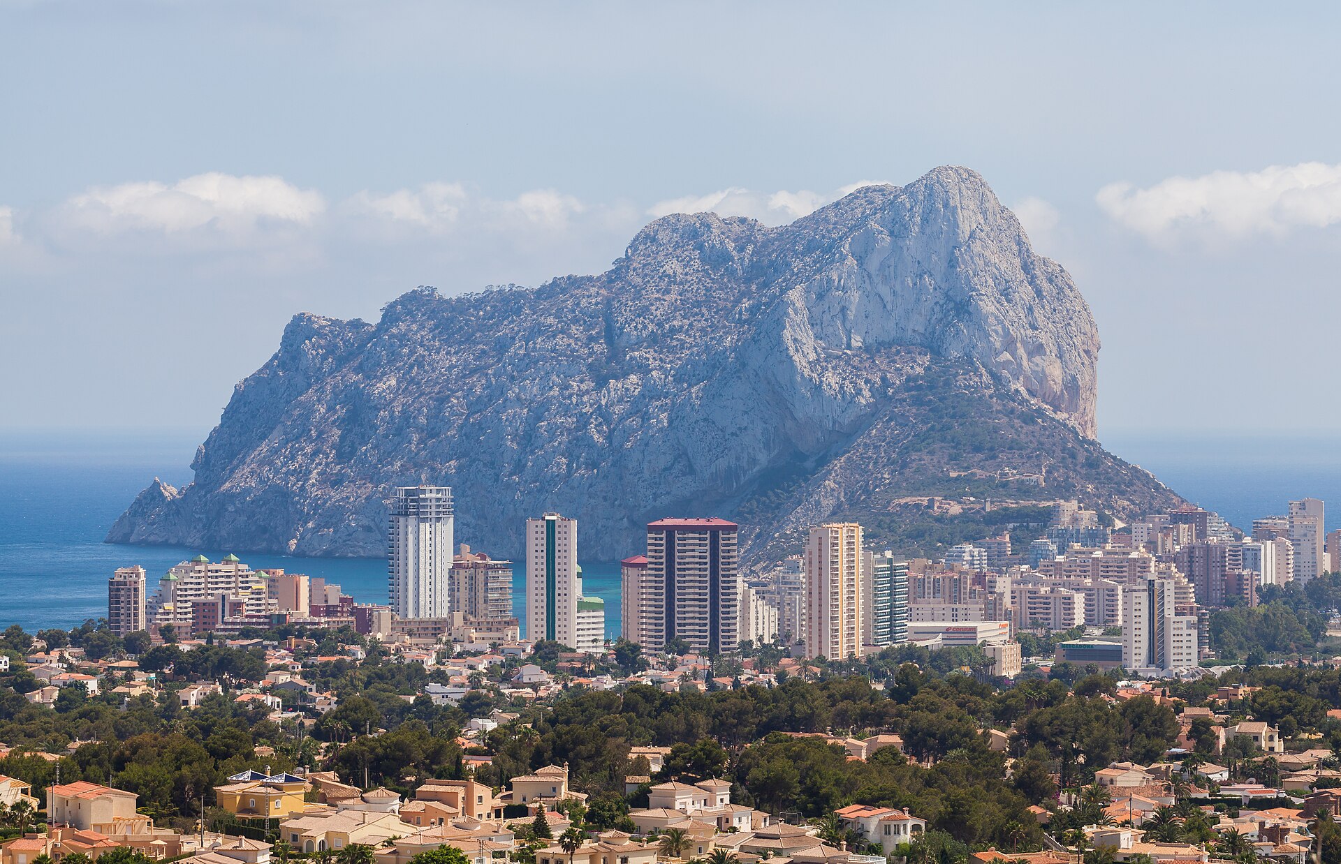 Zonas residenciales de Calpe con el Peñón de Ifach