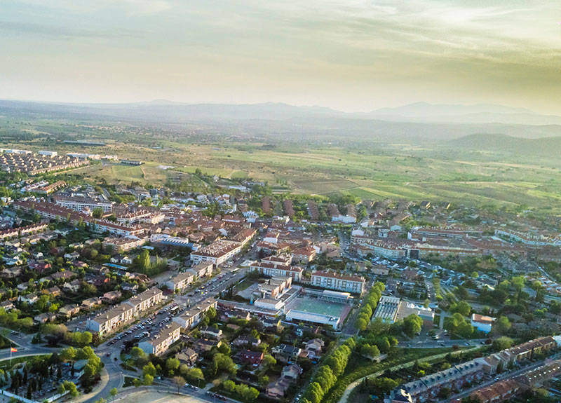 O centro de Majadahonda é uma das zonas mais dinâmicas e procuradas da cidade. Aqui encontram-se a maioria dos serviços, comércio local, restaurantes e espaços de lazer, criando um ambiente animado e conveniente para residentes e visitantes.