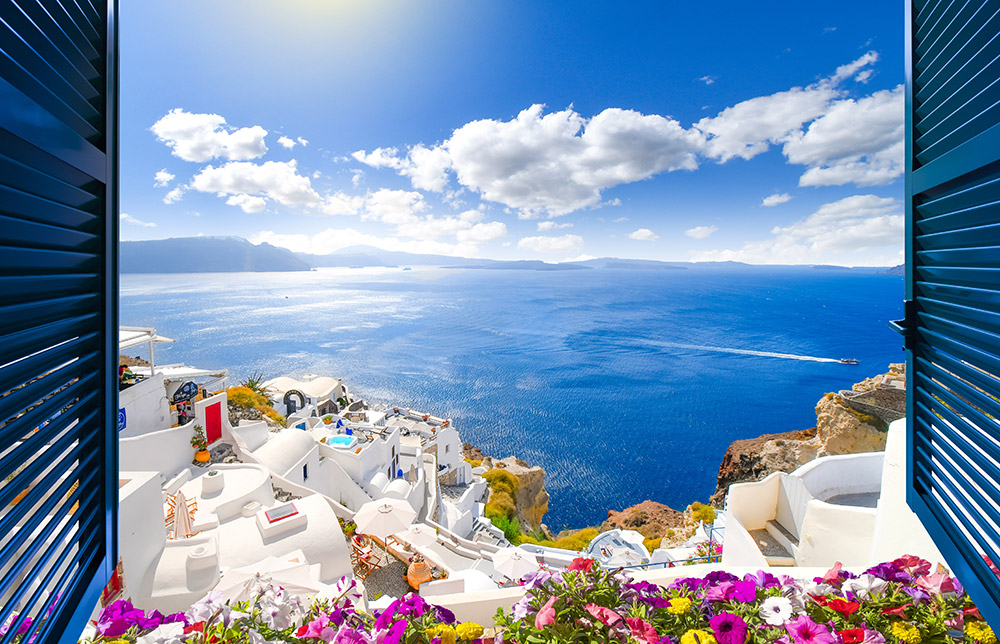 Vista para o Mar Egeu e edifícios brancos em Santorini, Grécia