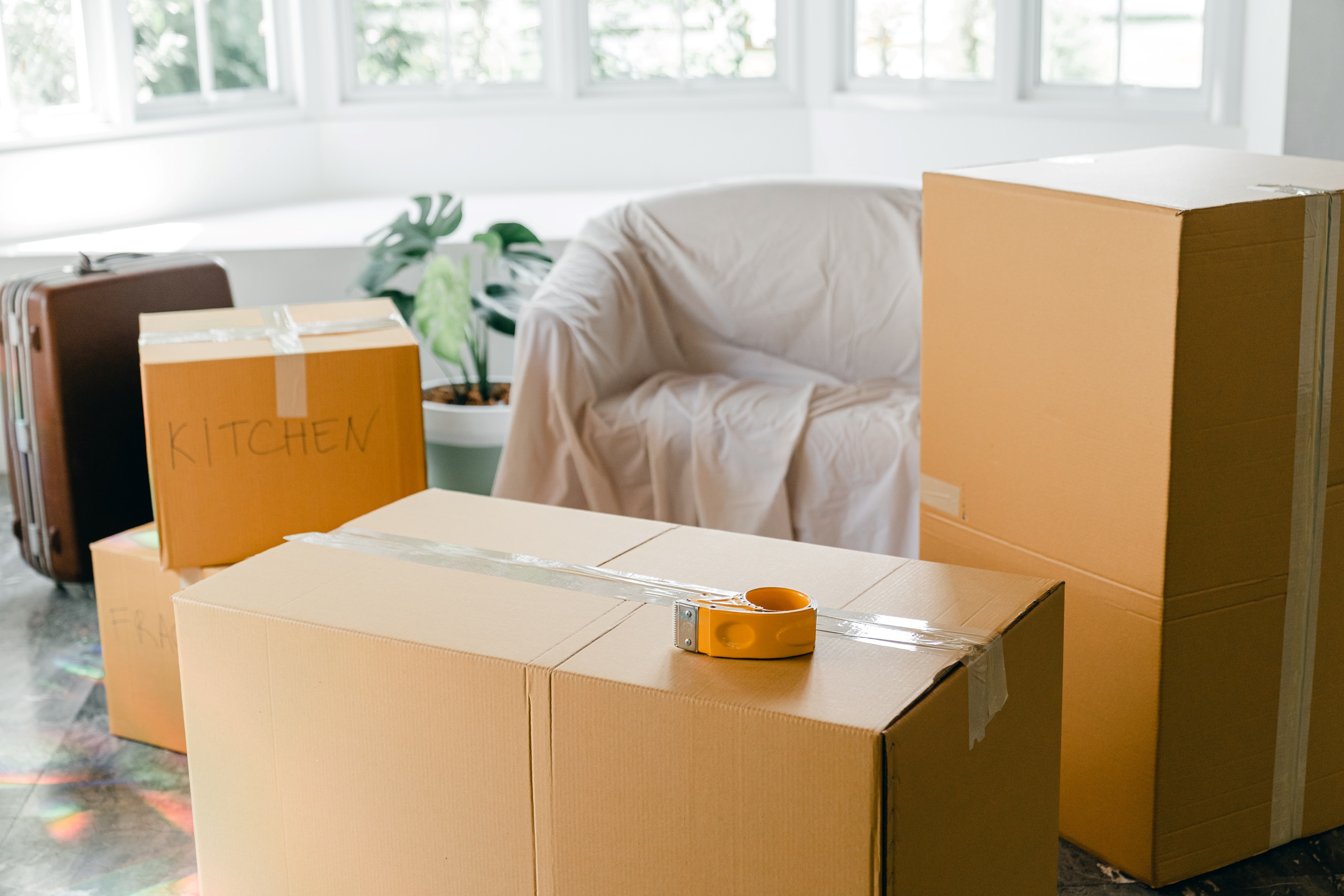 Decorar tu vivienda con cuadros y lamparas modernas hacen mas atractiva la casa al comprador y mejoran su estado de ánimo