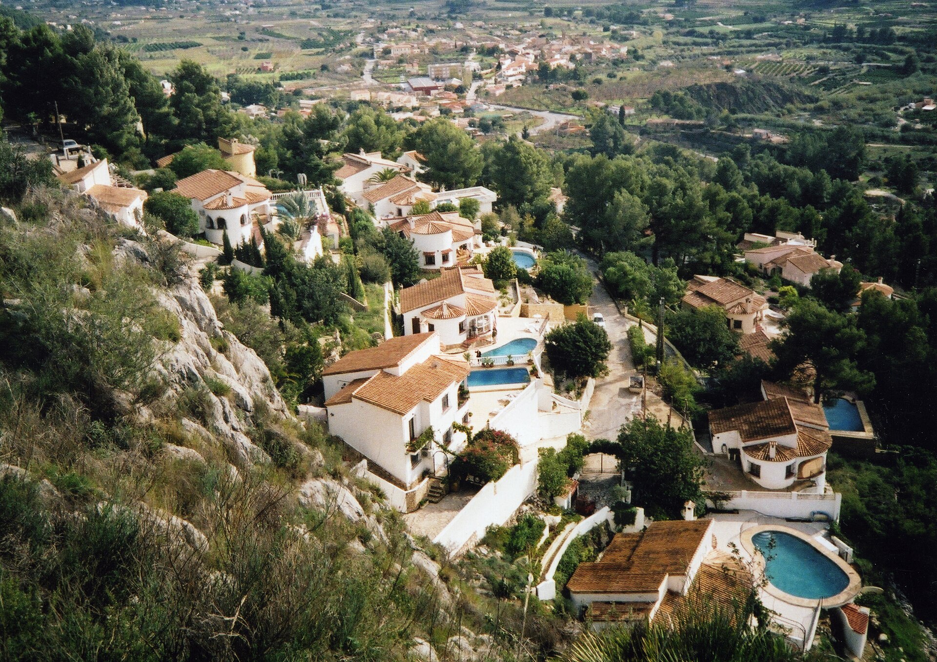 Villas en la ladera cerca de Alcalalí