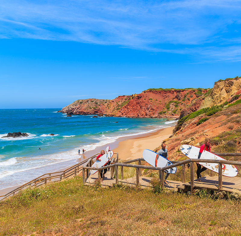 Surfer an einem Strand der Algarve