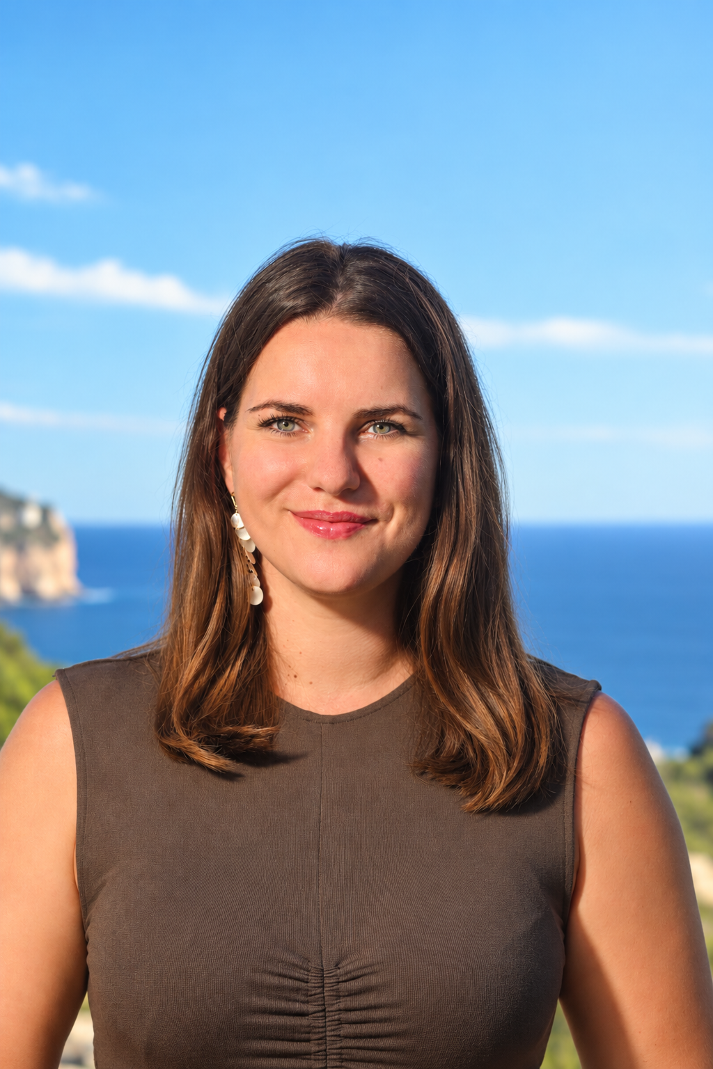 Jávea oder Xàbia (in der valencianischen Sprache), an der Ostspitze Spaniens zwischen den Kaps von San Antonio und La Nao gelegen, ist eines der schönsten Reiseziele an der nördlichen Costa Blanca. Jávea hat drei Stadtkerne, der Hafen, die Altstadt und das 
