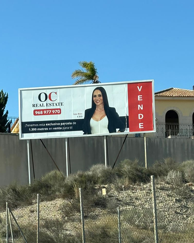 OC Real Estate Inmobiliaria ha implementado en los últimos meses una estrategia publicitaria integral, aprovechando tanto vallas publicitarias como kioscos de prensa para maximizar su alcance y visibilidad
