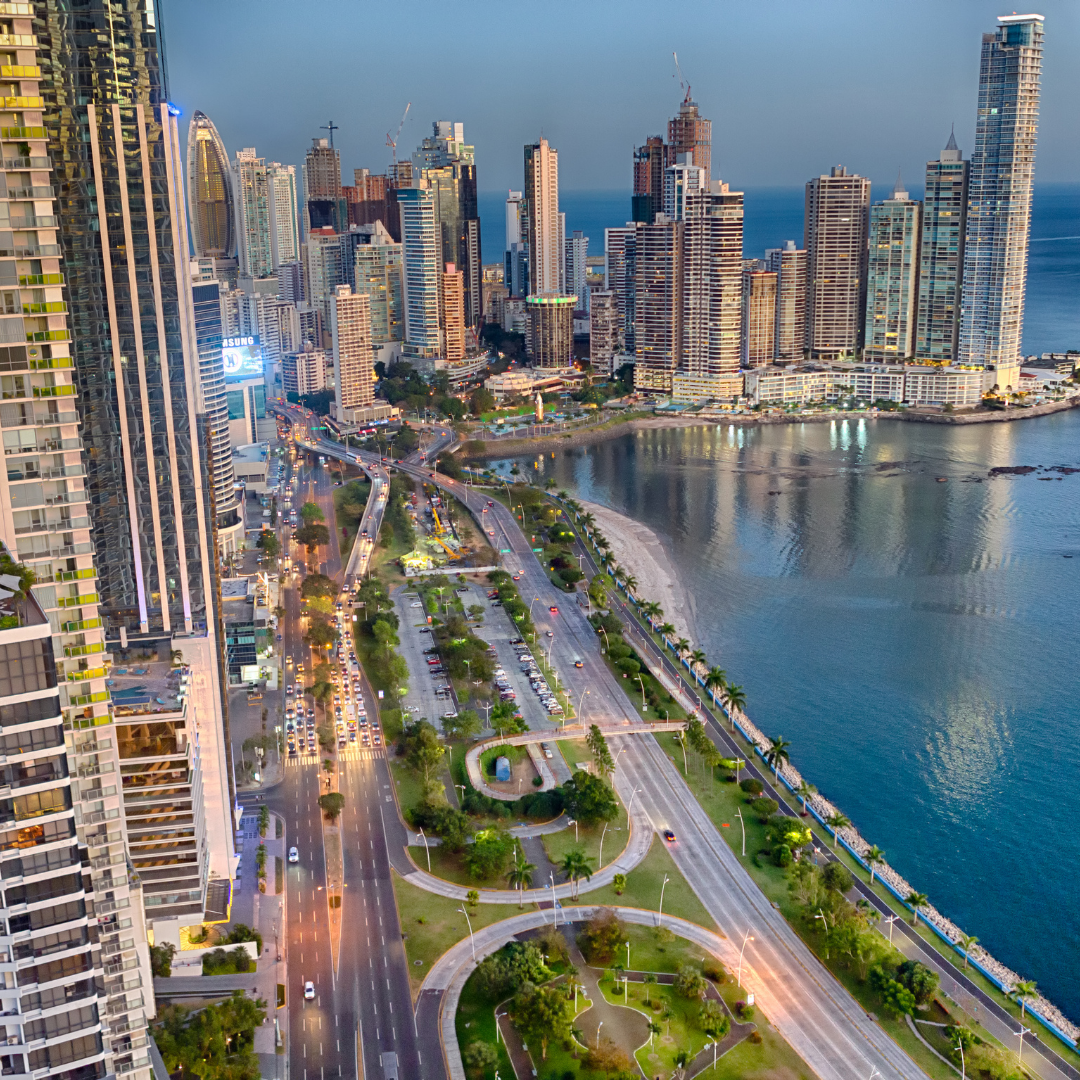 Vista de los edificios modernos frente al mar en la Ciudad de Panama