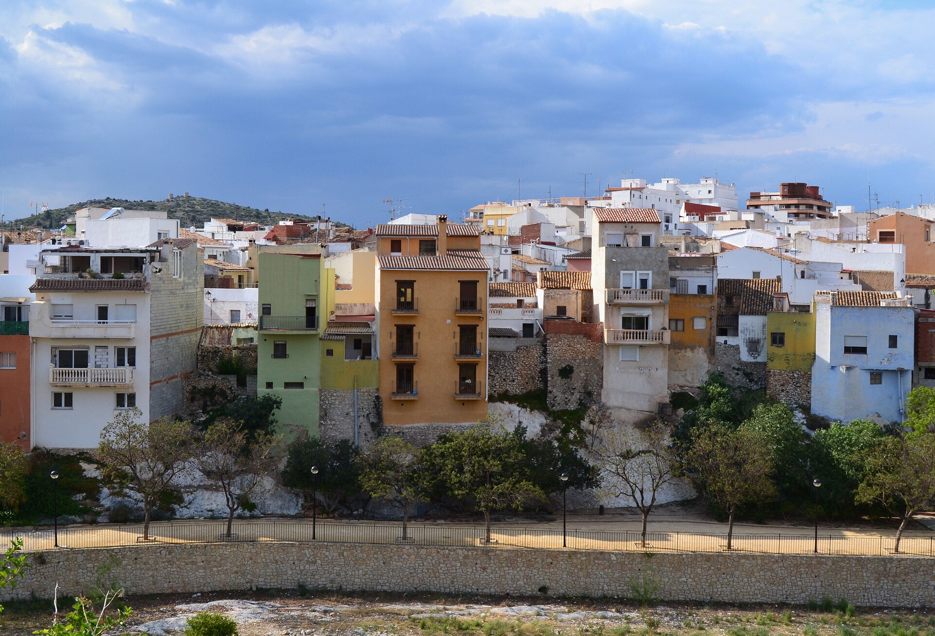Casas de colores del barrio del Raval en Gata