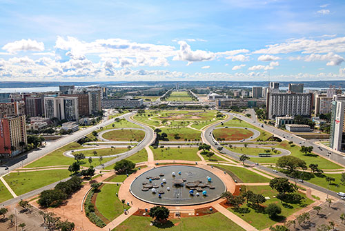 Brasília, capital do Brasil, destaca-se pela arquitetura moderna, pelo planeamento urbano e pela forte presença de instituições governamentais. É uma cidade organizada e dinâmica, com elevada qualidade de vida e um mercado imobiliário diversificado.