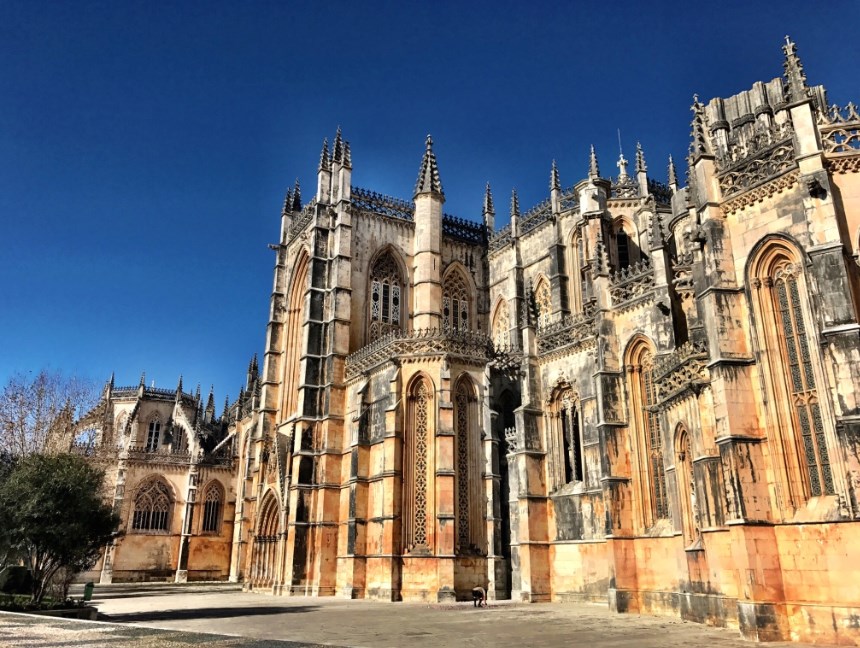 Apenas 100 km a norte de Lisboa, a pequena cidade de Alcobaça é um encantador centro turístico.Todos rendem-se ao magnífico Mosteiro de Santa Maria de Alcobaça, datado do século XII, um dos memoráveis Patrimónios Mundiais da UNESCO em Portugal.