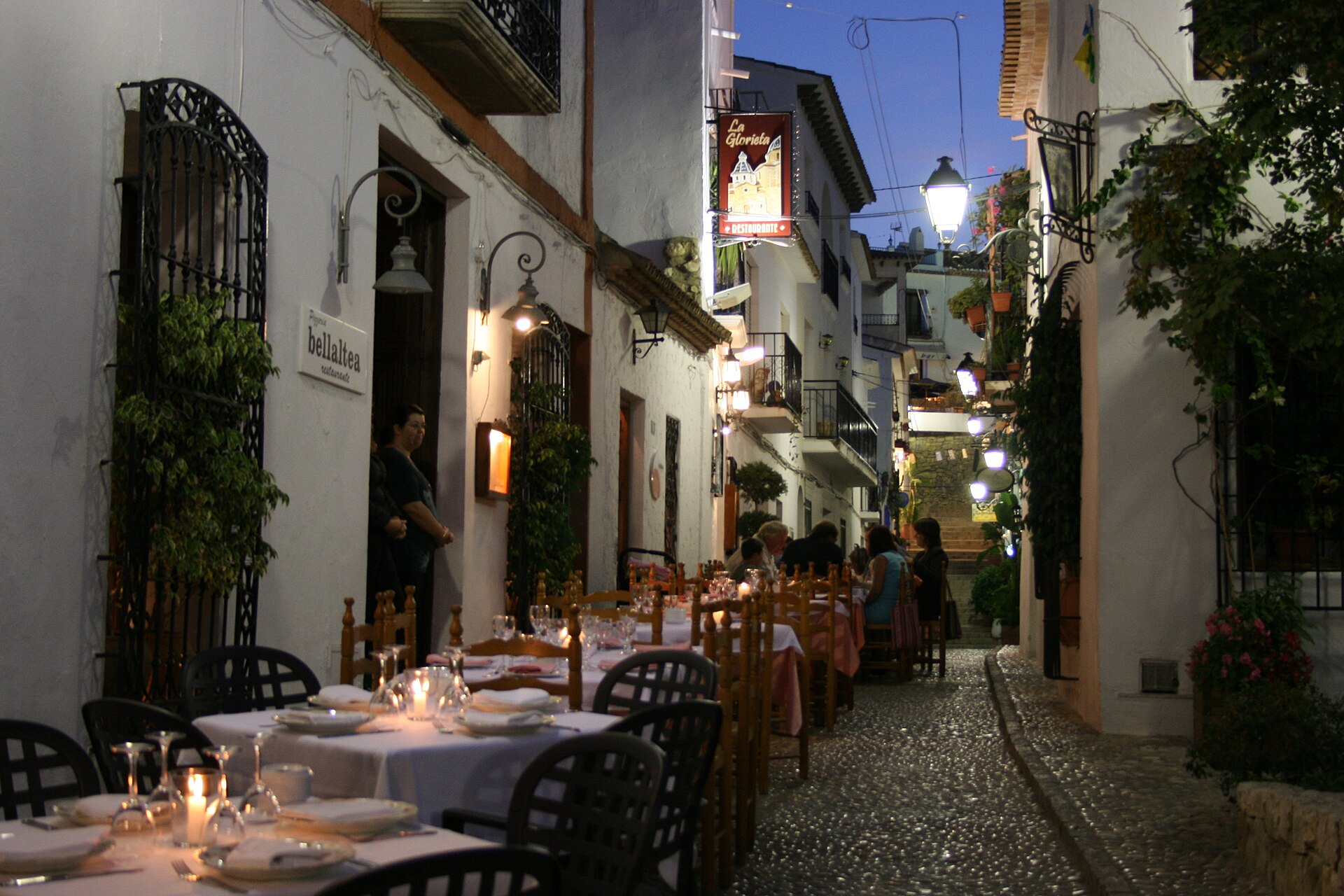 Mesas de restaurante en una calle del casco antiguo de Altea