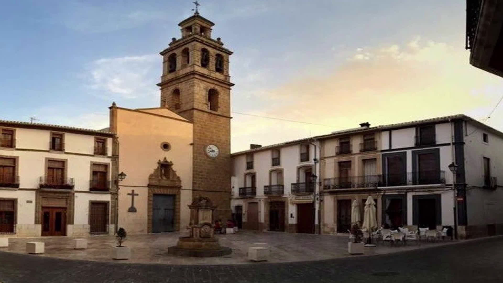 Plaza de la iglesia en Gata de Gorgos