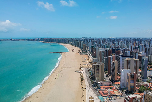 Fortaleza destaca-se pelo clima tropical, pelas praias e pelo ambiente descontraído, sendo uma das principais cidades turísticas do Nordeste brasileiro. A combinação entre qualidade de vida, turismo e crescimento urbano torna a cidade interessante para viver e investir.