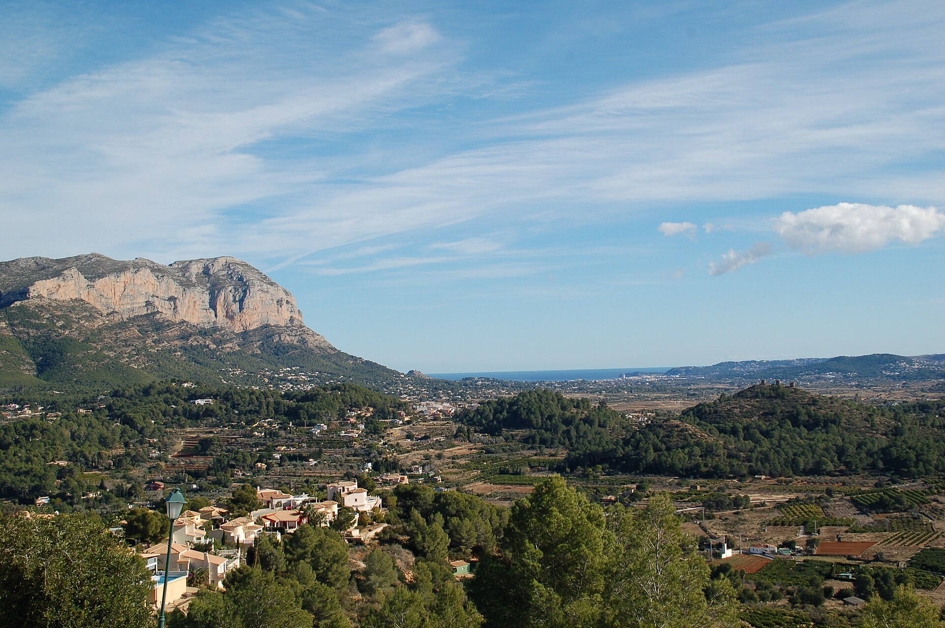 El Montgó sobre el Mediterráneo