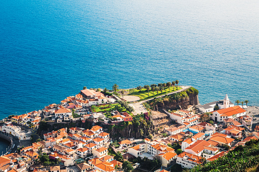 miradouro, mar e casinhas
