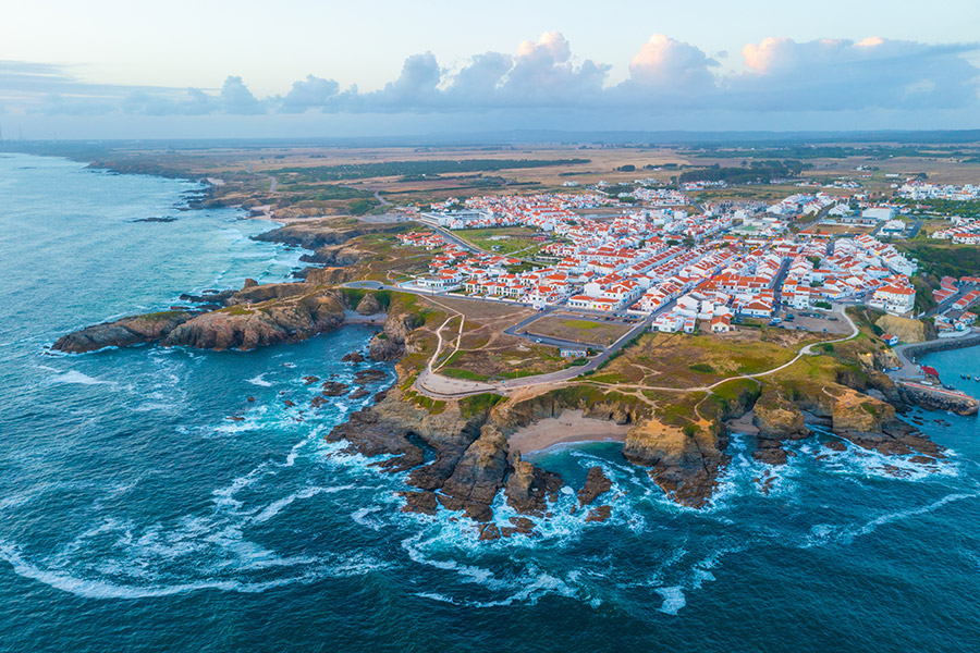 Falaises en face du village de Porto Covo