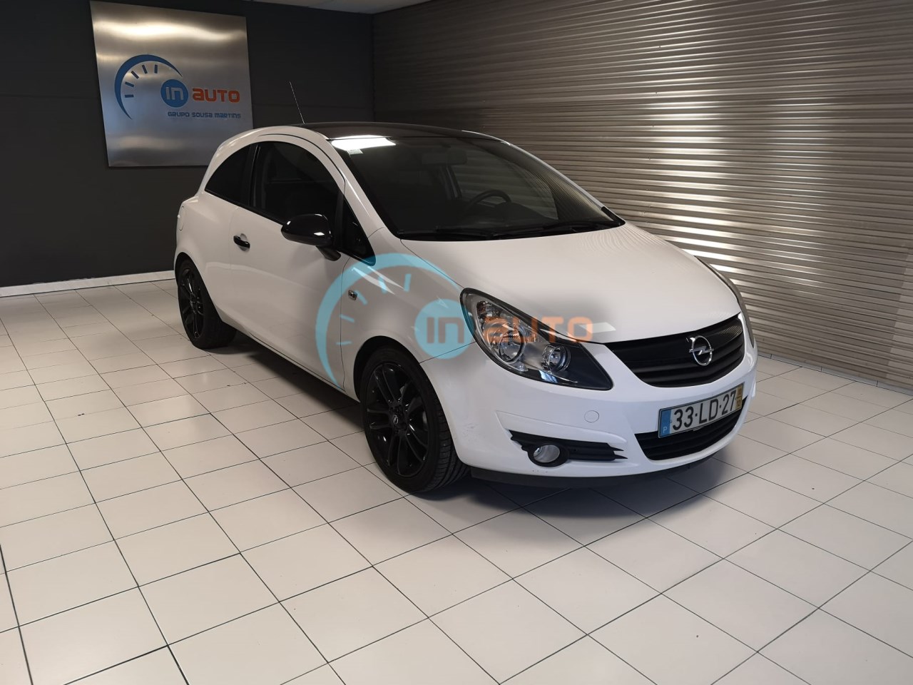 O popular Opel Corsa na versão mais desportiva de 3 portas o Black Edition, pormenores em preto não faltam. Vendido em 2021