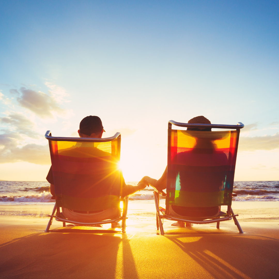 Pareja disfrutando un atardecer