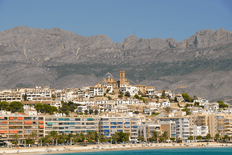 Vista de la costa de la Costa Blanca desde el mar Mediterráneo con las montañas protectoras al fondo.