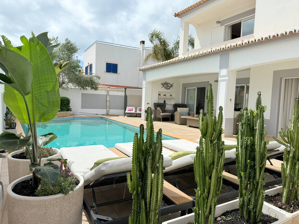 Piscina e zona exterior da Casa Camilo em Lagos