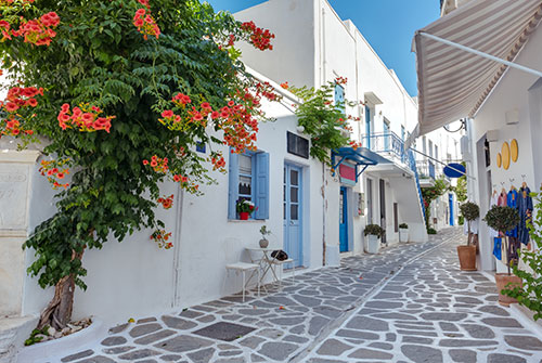 Mykonos é uma das ilhas mais emblemáticas das Cíclades, conhecida pelo seu ambiente sofisticado, praias paradisíacas e vida cosmopolita. Um destino onde exclusividade e estilo de vida mediterrânico se encontram.