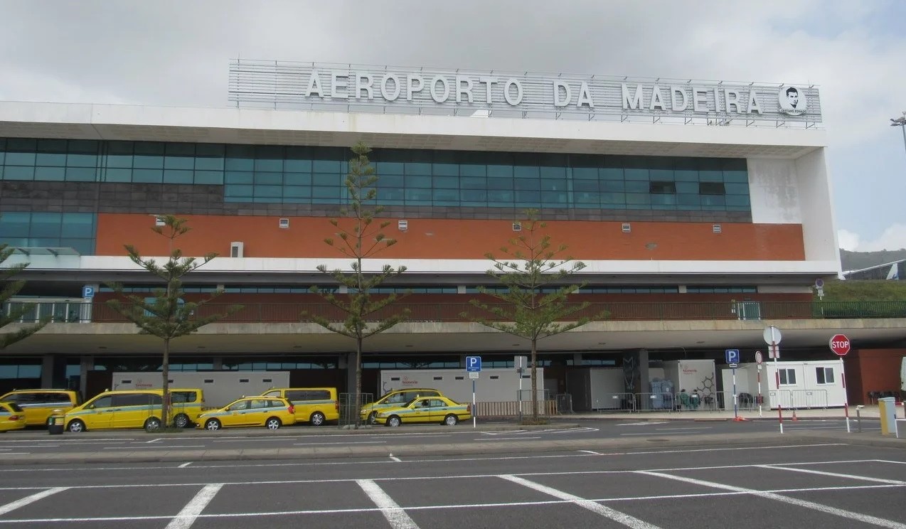 Міжнародний аеропорт Мадейри або аеропорт Кріштіану Роналду (IATA: FNC, ICAO: LPMA), також відомий як аеропорт Кріштіану Роналду, міжнародний аеропорт Мадейри або аеропорт Мадейри і досі широко званий аеропортом Санта-Катаріна, є португальським міжнародним аеропортом, розташованим у муніципалітеті Санта -Крус. на острові Мадейра. Це четвертий за завантаженістю аеропорт у Португалії, який у 2017 році обслужив понад 3 мільйони пасажирів, і найбільш завантажений в автономному районі Мадейра.