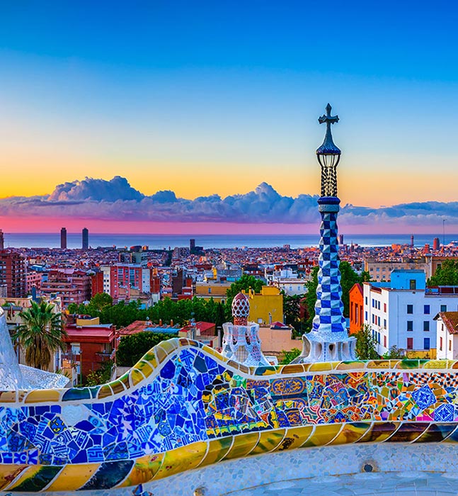 Барселона — модернистская архитектура Antoni Gaudí с такими знаковыми объектами, как Sagrada Familia и Park Güell, в городском пейзаже у Средиземного моря.