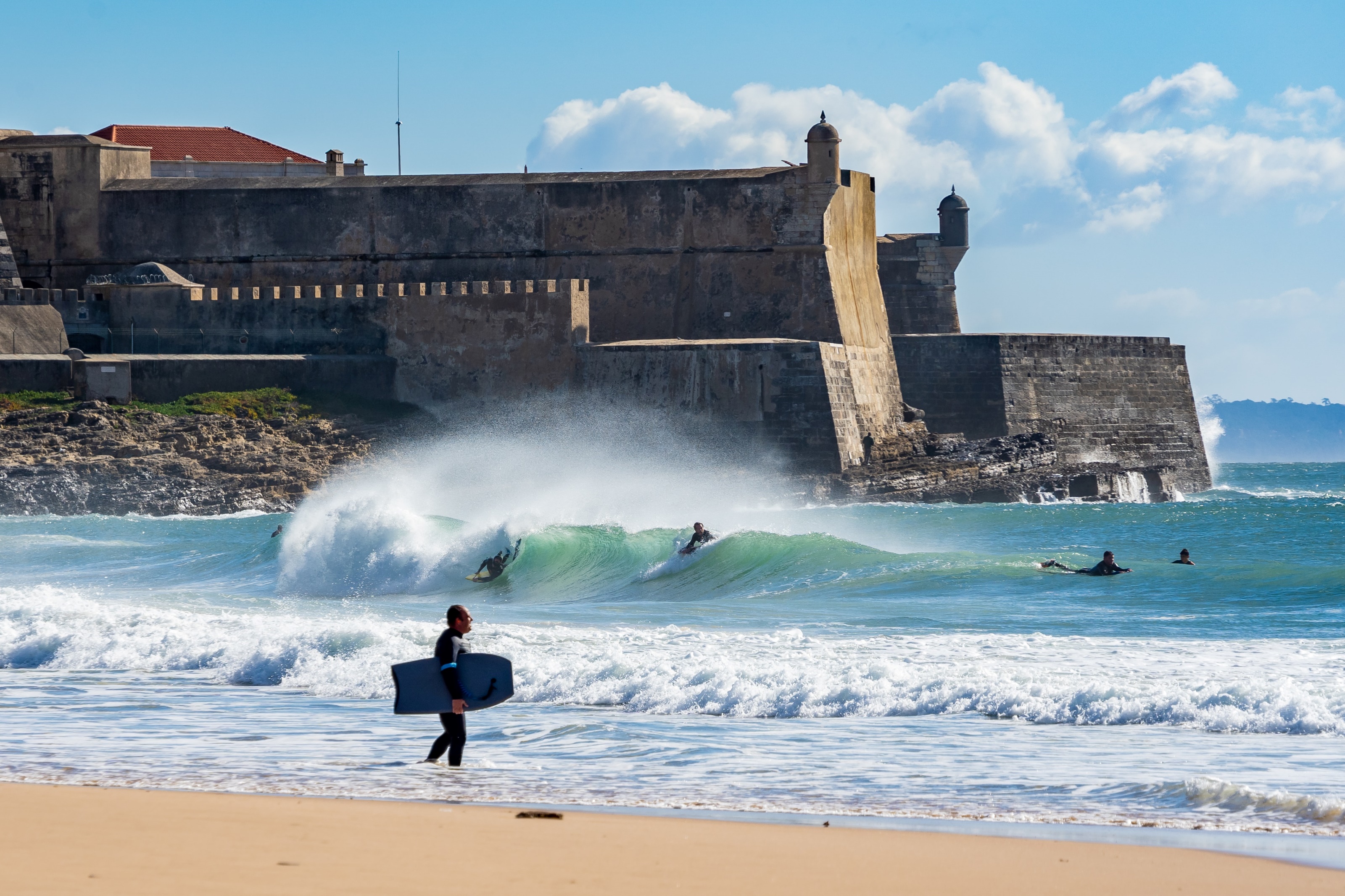 Live in Carcavelos with 2750 Real Estate. Enjoy magnificent beaches and proximity to Lisbon, ideal for an active lifestyle.