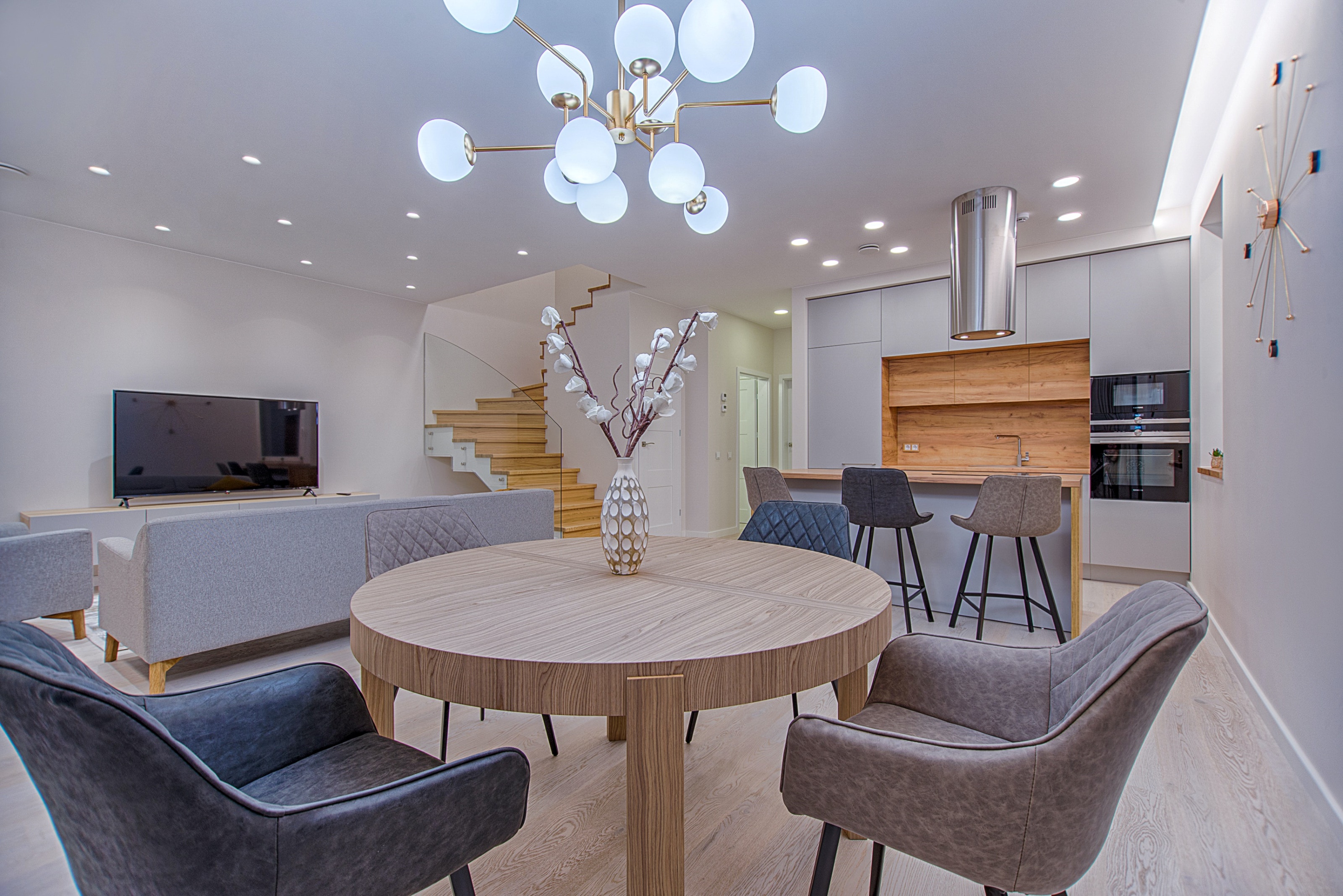Cuanto más preparado estés en el momento de las visitas de los compradores, más posibilidades tendrás de vender tu casa.  En este artículo te daremos unos imprescindibles consejos para que las visitas a tu casa tengan éxito, y transformes a esos clientes en compradores.