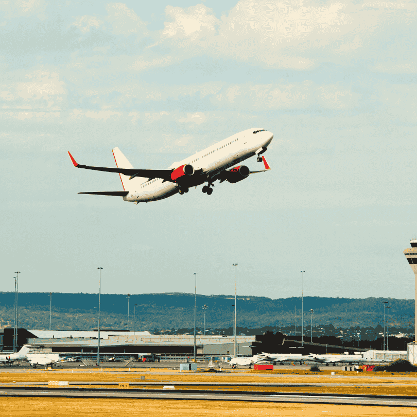 Avión despegando del aeropuerto en España