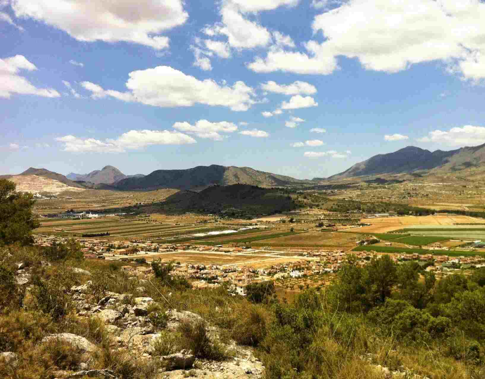 Panoramisch uitzicht op de bergen en amandelbomen in de Hondón Vallei, Alicante – Heerlijk Spanje