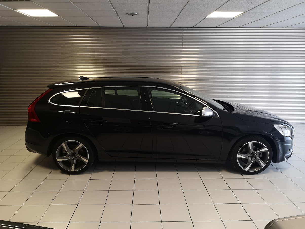 Numa versão R-Design, nacional com apenas 80.000km. Vendida em 2020.
