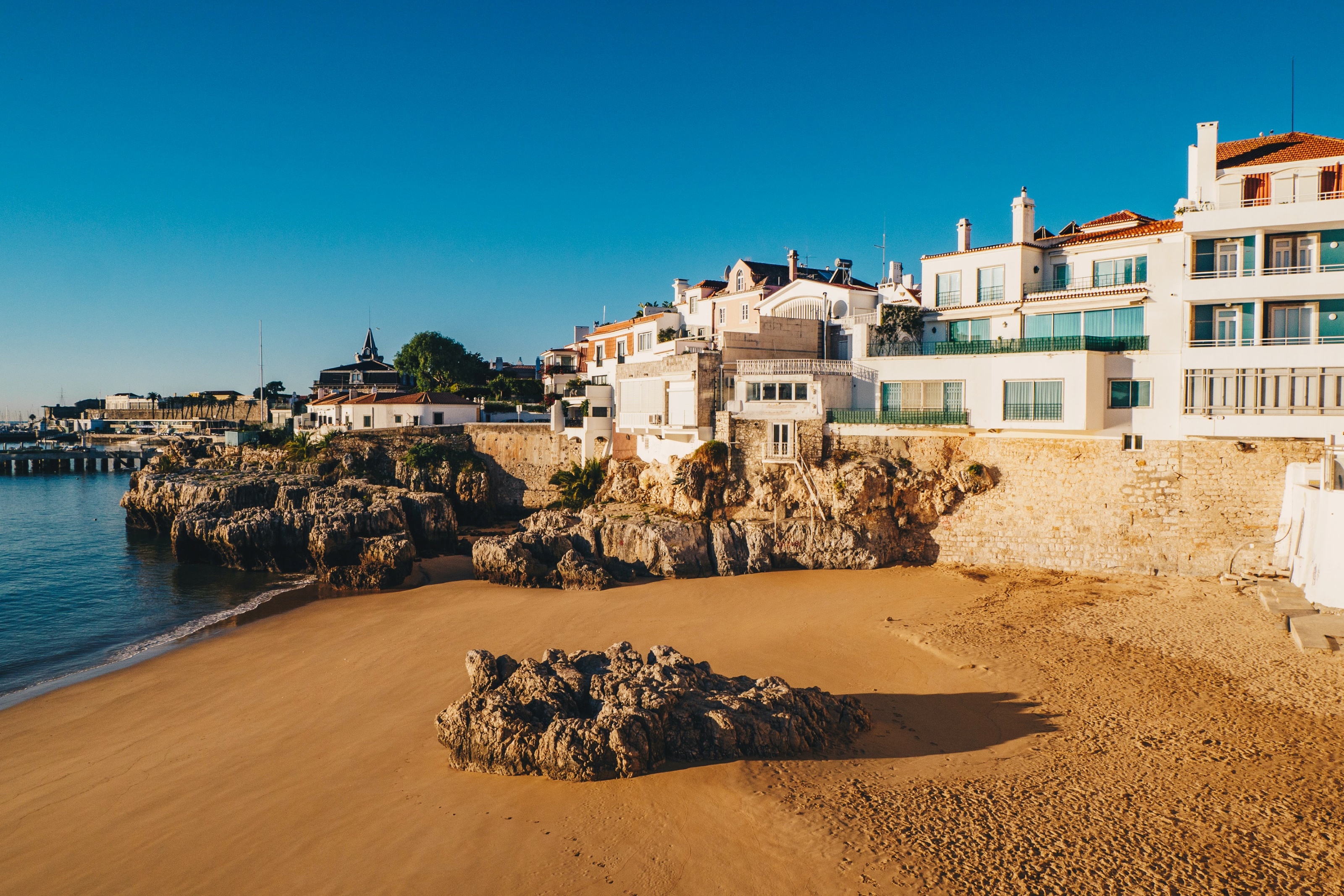 Discover life in Cascais with 2750 Real Estate. Enjoy the natural beauty and high quality of life in this charming historic town.