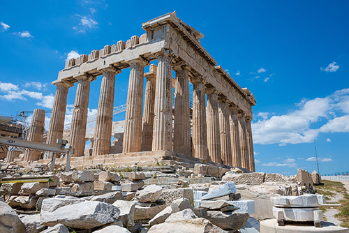 Atenas combina história, cultura e modernidade numa cidade vibrante e cosmopolita. Entre monumentos milenares, gastronomia mediterrânica e uma vida urbana dinâmica, é um destino com uma identidade única.