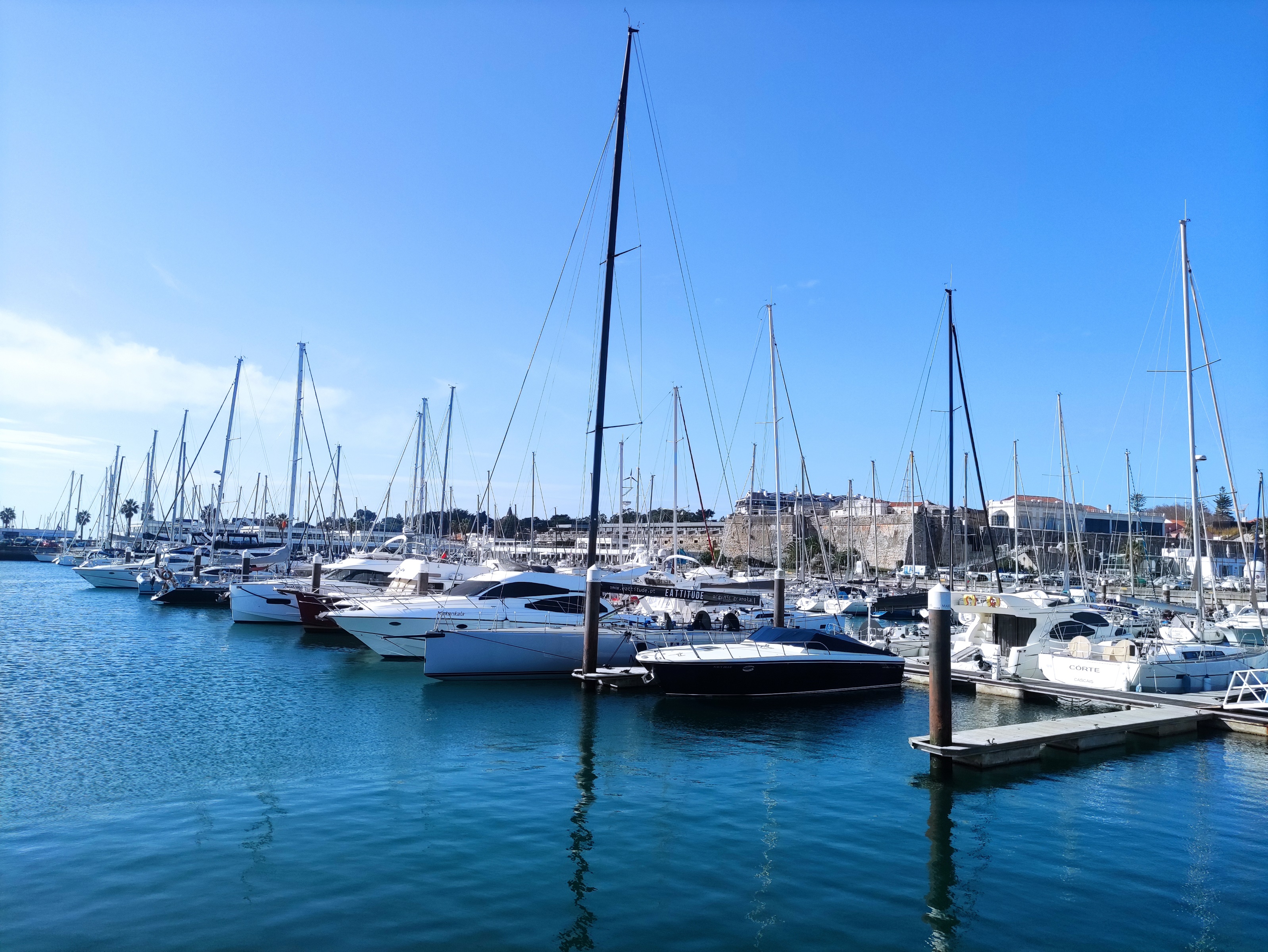 Enjoy Cascais Marina, a vibrant marina with restaurants, shops, and beautiful sea views.