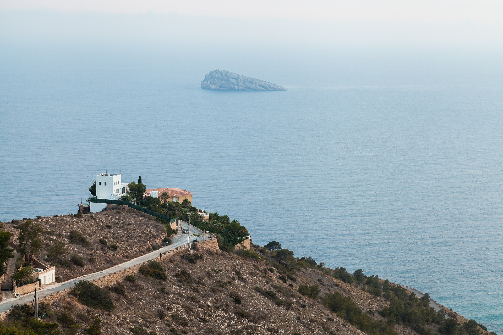 La isla de Benidorm vista desde la Serra Gelada