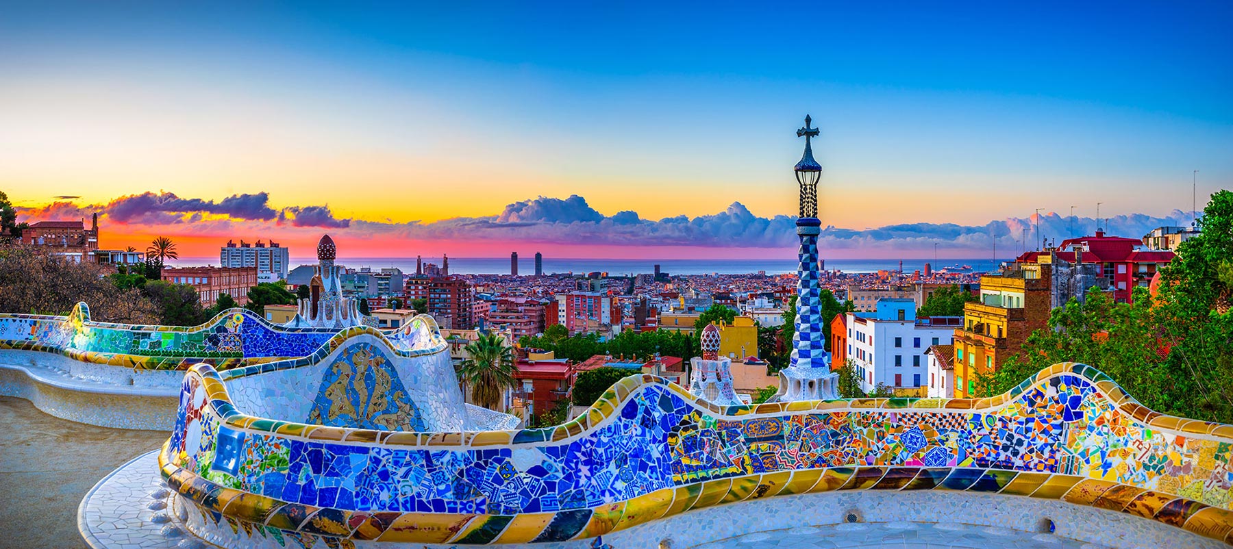 Барселона — модернистская архитектура Antoni Gaudí с такими знаковыми объектами, как Sagrada Familia и Park Güell, в городском пейзаже у Средиземного моря.