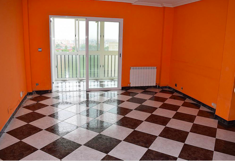 decorar tu vivienda con cuadros y lamparas modernas hacen mas atractiva la casa al comprador y mejoran su estado de animo