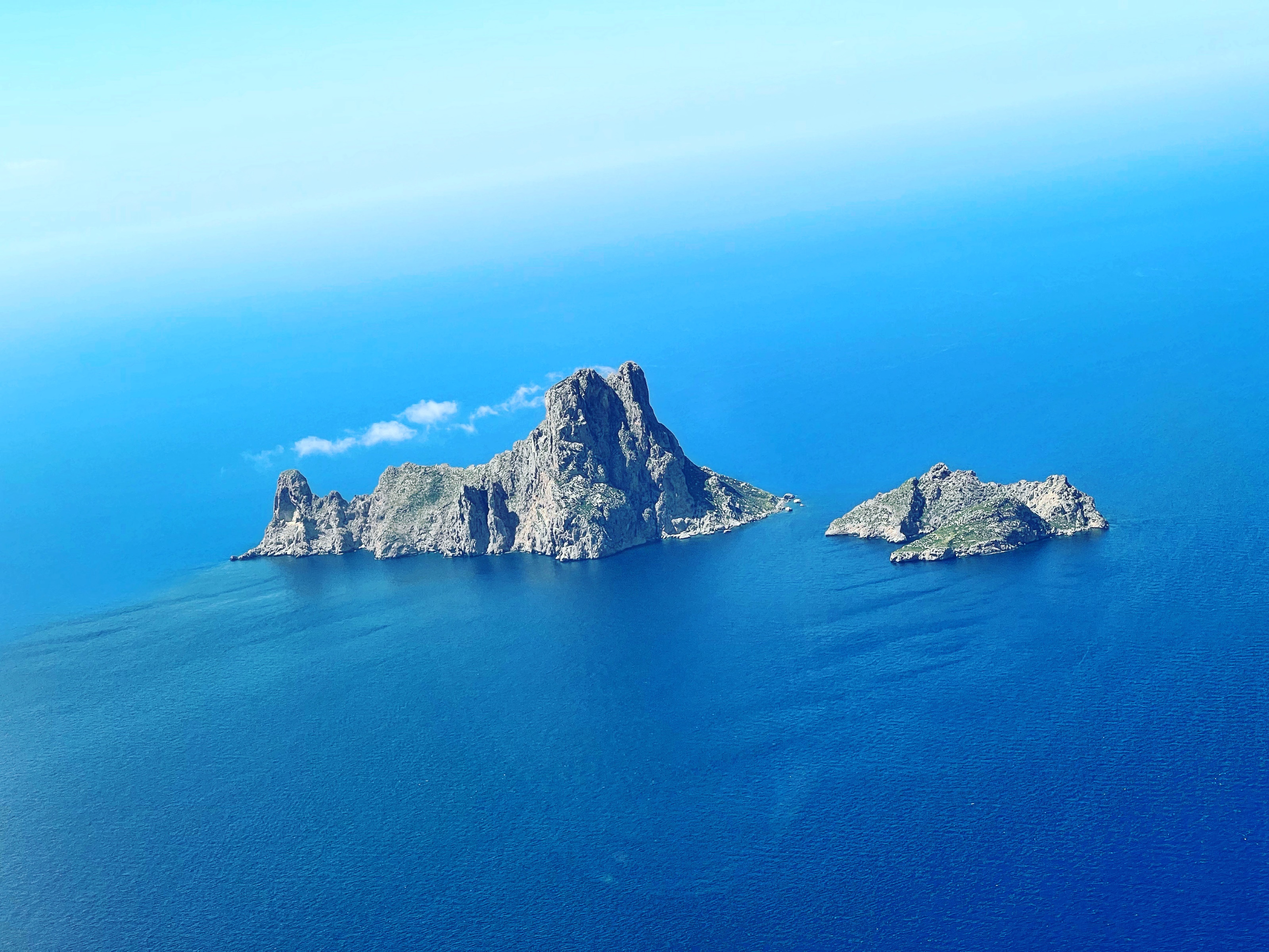 Im Südwesten von Ibiza gelegen, ist Es Vedrà ein beeindruckender 382 Meter hoher Felsen, der Teil der Naturreservat Es Vedrà, Es Vedranell und der Ponent-Inseln ist. Bekannt für seine Legenden und Mythen, ist die Insel ein heiliger Ort und ein Symbol von Ibiza. Mieten Sie eine Villa oder ein Yacht mit Windsor & Meyers und entdecken Sie diesen einzigartigen Naturdenkmal.