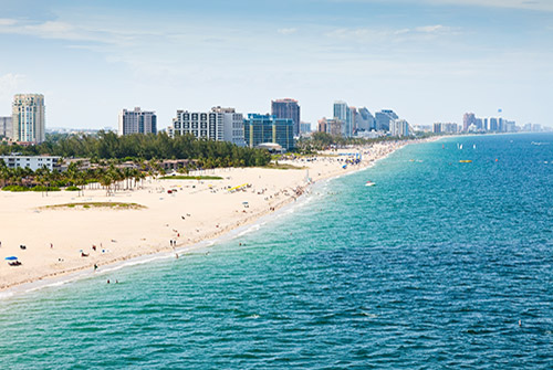 Fort Lauderdale é conhecida pelas suas praias, canais e estilo de vida sofisticado, sendo um dos destinos mais procurados do sul da Flórida. A cidade combina tranquilidade, excelentes infraestruturas, turismo e proximidade de Miami, oferecendo um ambiente atrativo para viver e oportunidades interessantes no mercado imobiliário.