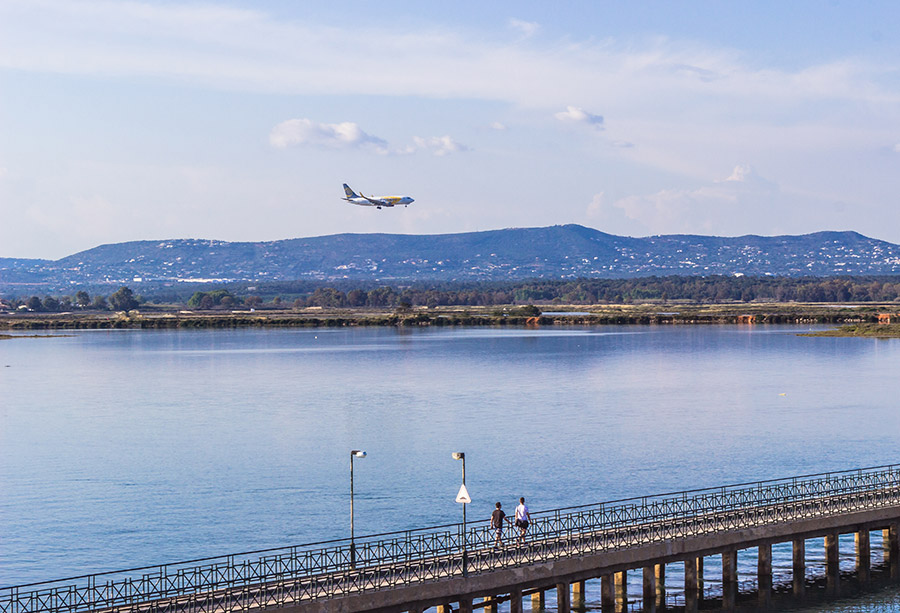 Avion en approche de Faro au-dessus de la lagune
