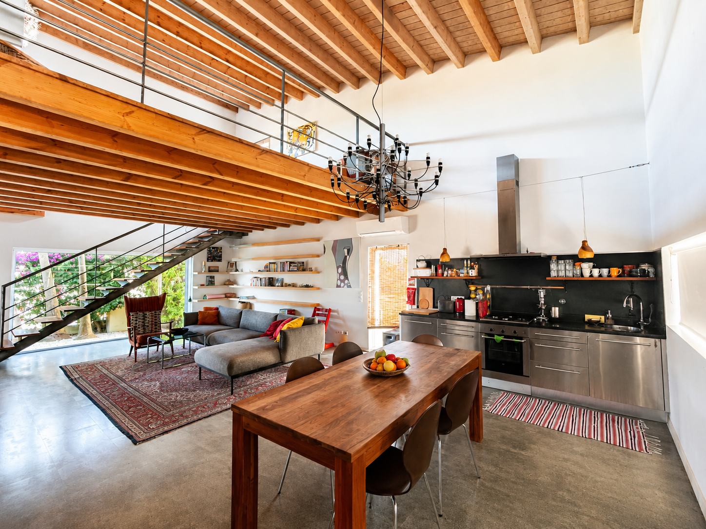 Interior da Casa Figueira com vigas de madeira