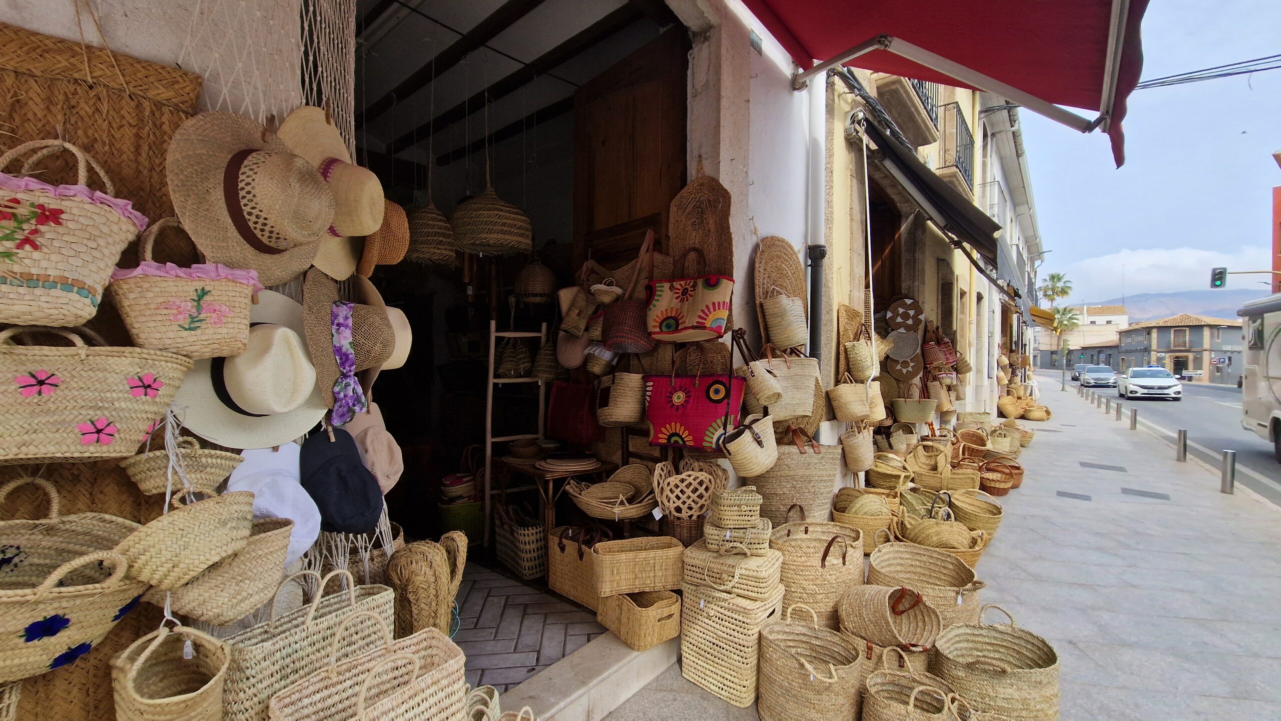 Una de las tiendas típicas de artesanía que encontraras en gata de gorgos