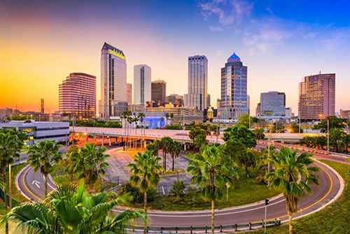 Tampa combina um estilo de vida descontraído com uma economia em crescimento e uma localização privilegiada na costa oeste da Flórida. Com praias, espaços verdes, atividades culturais e um mercado imobiliário em expansão, é uma cidade cada vez mais procurada para viver e investir.