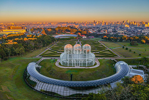 Curitiba é reconhecida pela qualidade de vida, pelo planeamento urbano e pelos seus espaços verdes. Moderna, organizada e sustentável, a cidade oferece um ambiente atrativo para viver, trabalhar e investir no setor imobiliário.