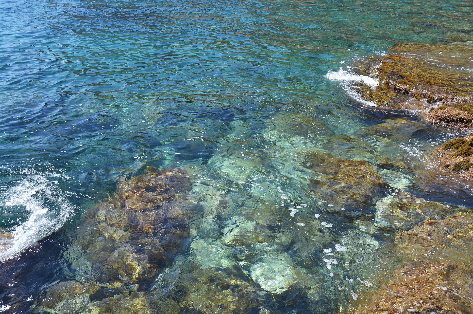 Rocas y agua cristalina en la Cala Llebeig
