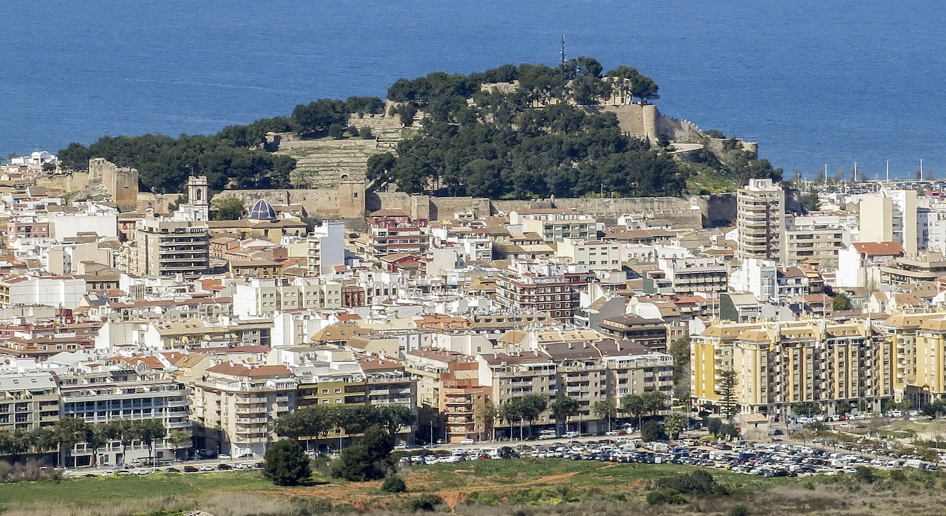 Castillo y ciudad de Dénia vistos desde el Montgó