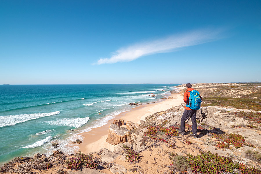 Randonneur parcourant un sentier sur la Costa Vicentina au bord de la mer