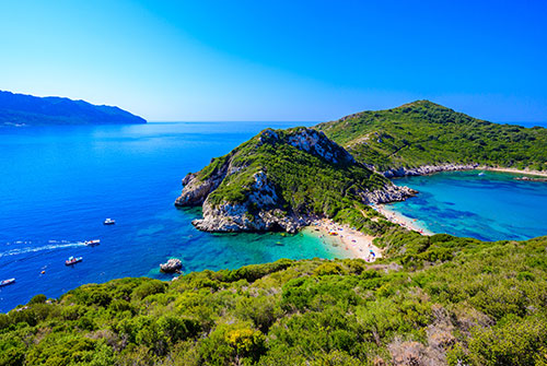 Corfu destaca-se pela sua natureza exuberante, praias de águas cristalinas e charme mediterrânico. Uma ilha que combina património, autenticidade e qualidade de vida num cenário verdadeiramente privilegiado.