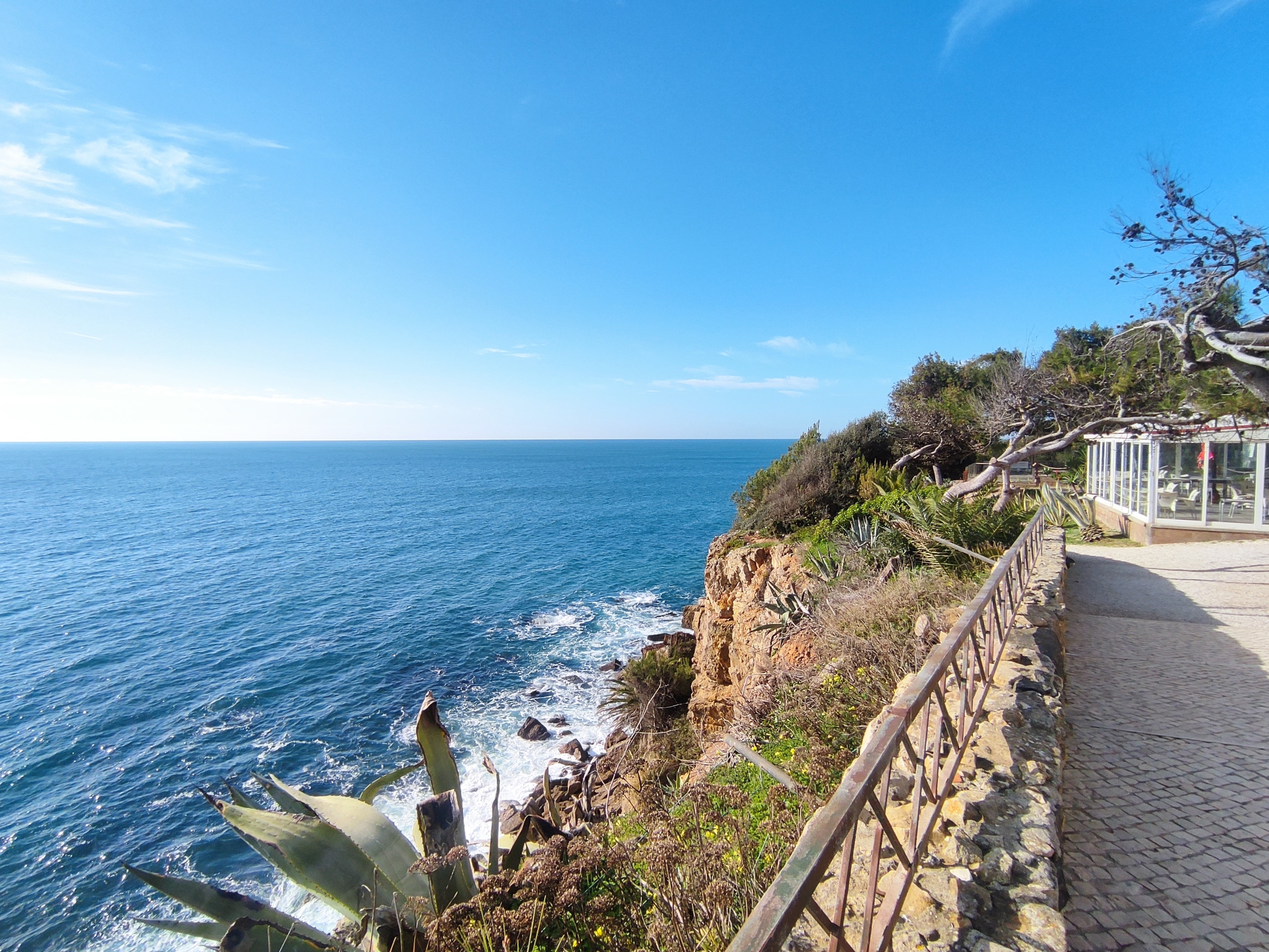 Discover Casa da Guia in Cascais, a charming complex with restaurants, shops, and a stunning seaside setting. Enjoy spectacular views of the Atlantic while exploring this picturesque destination, perfect for a relaxing day.